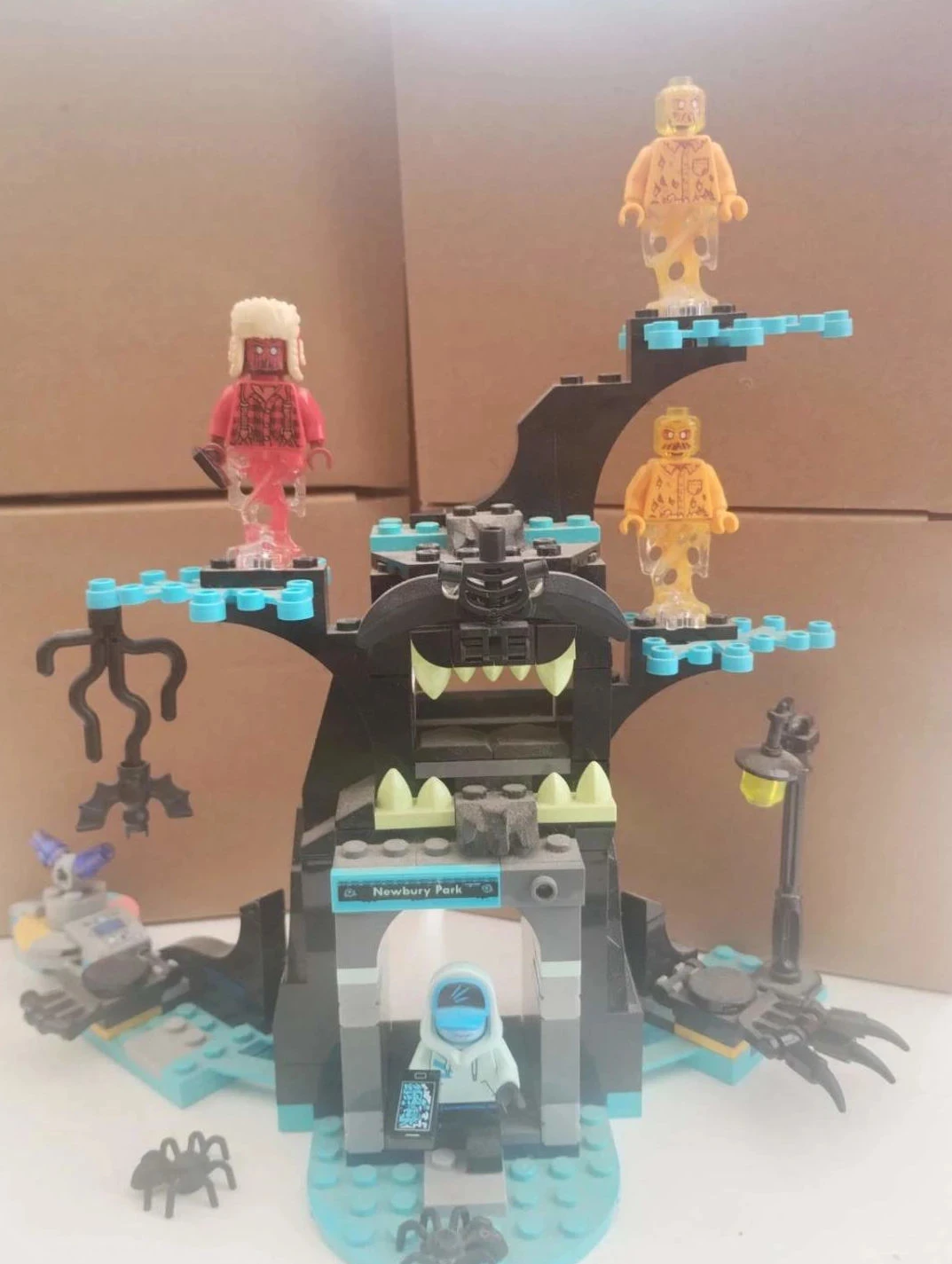70427 LEGO Le monde hanté d'Hidden Side – photo 2